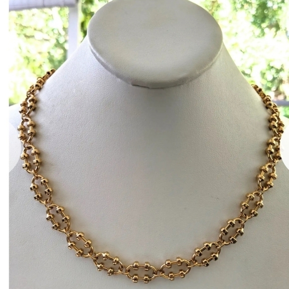 Vintage Avon gold link necklace and bracelet set - Picture 2 of 4